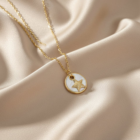 Goud vergulde ketting met ster en parelmoer hanger