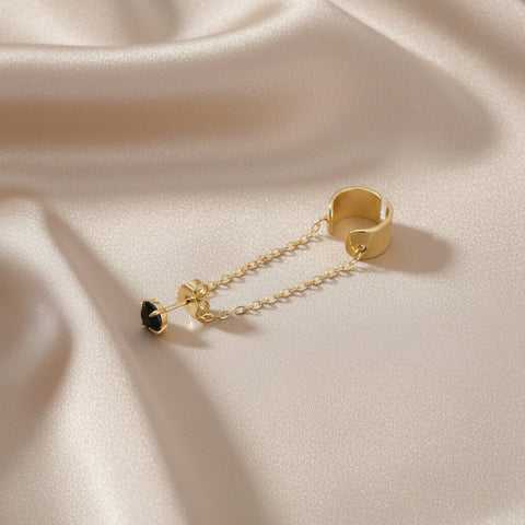 Goud vergulde ear cuff met ketting en zwarte zirconia (per stuk)