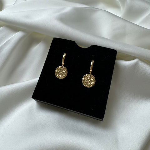 Vergulde oorbellen met ronde, gehamerde hanger