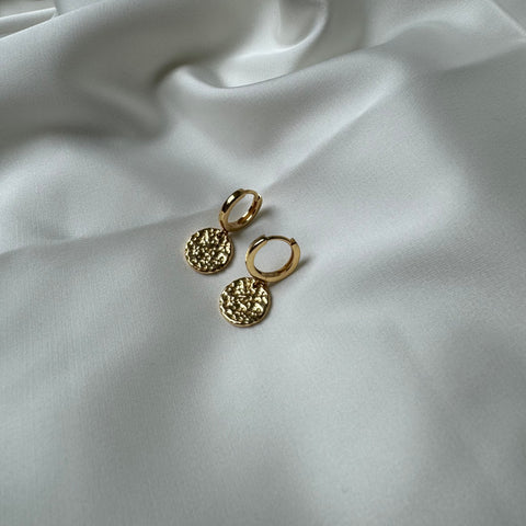 Vergulde oorbellen met ronde, gehamerde hanger