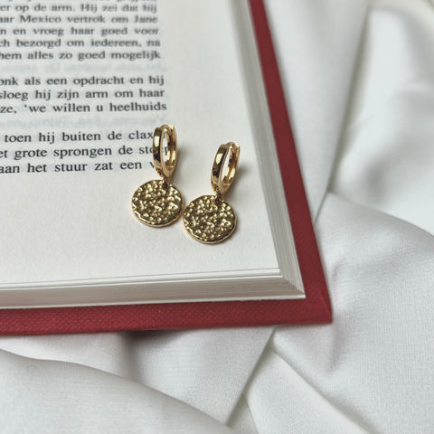 Vergulde oorbellen met ronde, gehamerde hanger