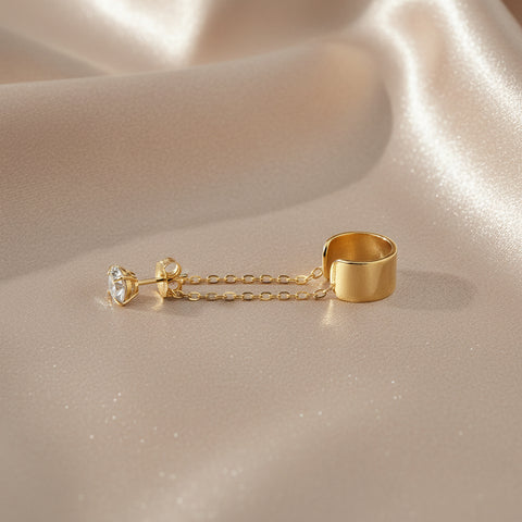 Goud vergulde ear cuff met ketting en zirconia (per stuk)