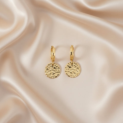 Vergulde oorbellen met ronde, gehamerde hanger