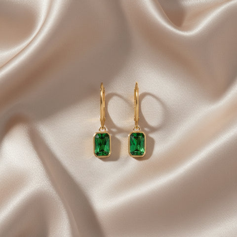 Goud vergulde oorbellen met groene zirconia hanger