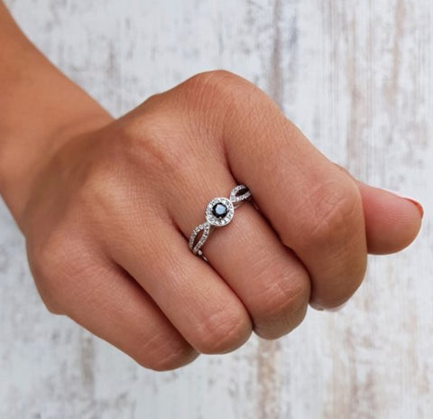 Zilveren ring met zwarte saffier en kristallen pavé - Studio Mama
