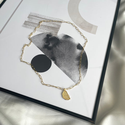 Chain necklace with coin pendant in gold finish - Dilan Collective
