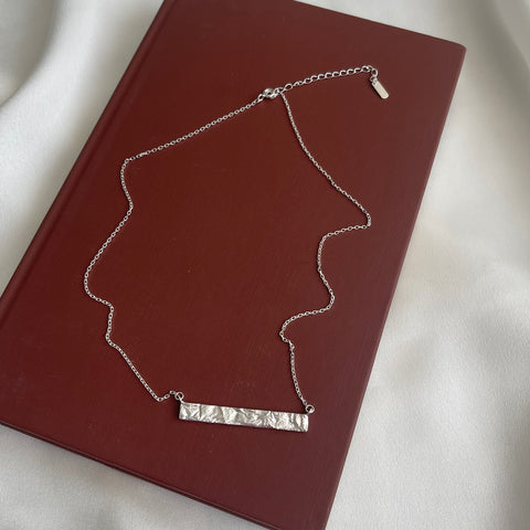 Necklace with bar pendant in gold finish - Dilan Collective