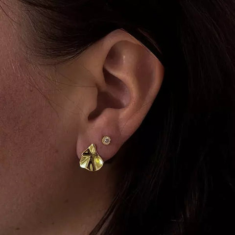 Oorbellen Abstract studs goud - Studio Mama